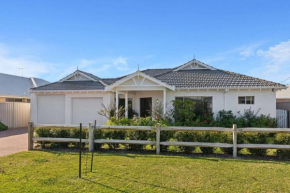 Allumina - Stylish Pet Friendly Beachside Retreat